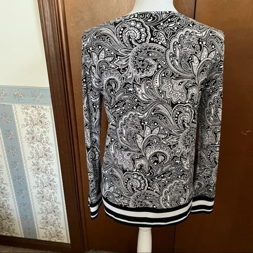 Michael Kors Pullover Black and White Paisley Print Top V Cutout Size Small❤️